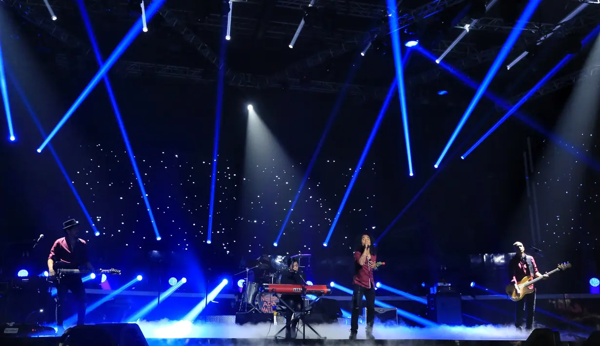 "Malam ini Via ikut memeriahkan, dikasih kesempatan kolaborasi sama Slank. Seneng, bangga, nggak nyangka bisa kolab sama band legendaris," ucap Via Valen. (Adrian Putra/Bintang.com)