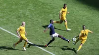 Gelandang Prancis, Paul Pogba, berusaha melewati pemain Australia pada laga Piala Dunia di Kazan Arena, Sabtu (16/6/2018). Prancis menang 2-1 atas Australia. (AP/Hassan Ammar)