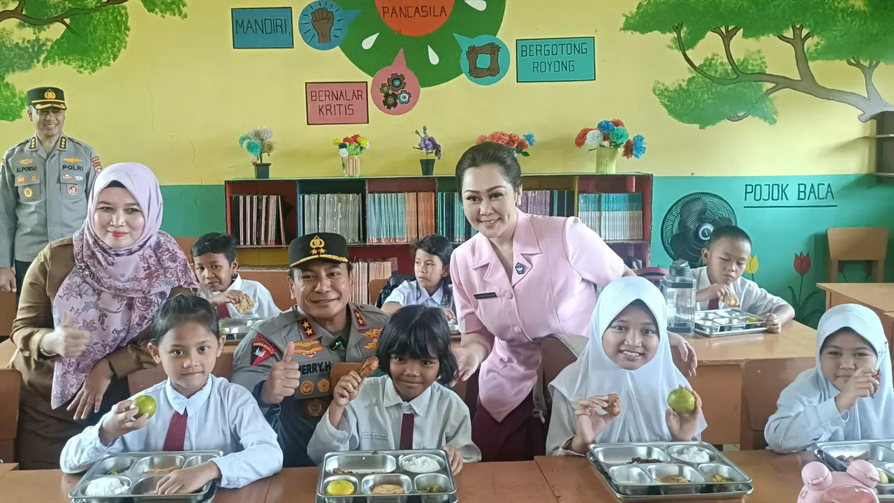 Kapolda Riau Irjen Herry Heryawan memantau pembagian makanan bergizi gratis di sekolah dasar negeri di Pekanbaru.