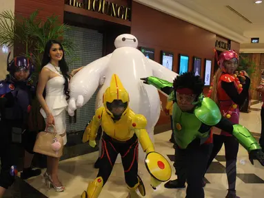 Sandra Dewi berfoto bersama para cosplay karakter film Big Hero 6 di Plaza Senayan XXI, Jakarta, Kamis (6/11/2014) (Liputan6.com/Gilar Ramdhani)