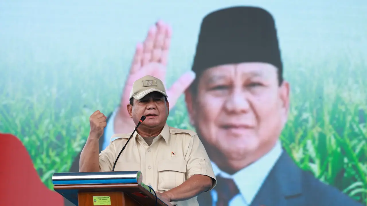 Menteri Pertahanan (Menhan) Prabowo Subianto saat bertemu 35 ribu petani di Blora, Jawa Tengah, Kamis (18/1/2024).