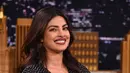 “Aku bekerja sangat keras untuk memanjakan diriku; aku bukan seseorang yang pelit dengan diri sendiri ketika uang ada padaku. Aku sangat mengikuti gaya hidupku. Aku suka rumah mewah. Aku suka mobil mewah,” tutur Priyanka Chopra. (AFP/Bintang.com)