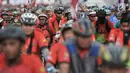 Ratusan pesepeda mengikuti kegiatan bertajuk Gowes Bersama Indonesia Damai #iRide4Peace di di Silang Monas, Jakarta, Minggu (4/11). Acara bersepeda bersama ini dibalut deklarasi untuk mendukung Pemilu damai. (Merdeka.com/ Iqbal S. Nugroho)