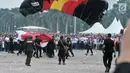 Penerjun payung mendarat saat Festival Damai Millenial Road Safety di Monas, Jakarta, Minggu (23/6/2019). Aksi ini diikuti puluhan penerjun payung dari personel gabungan TNI-Polri. (merdeka.com/Iqbal Nugroho)
