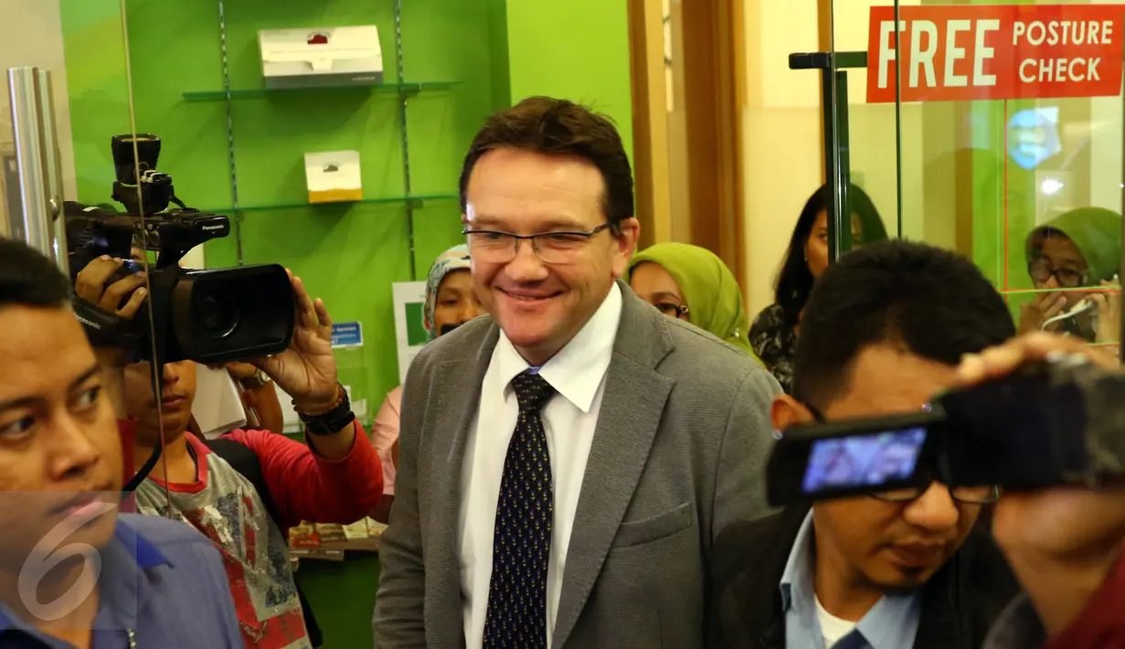Petugas gabungan dari Imigrasi dan Dinas Kesehatan Jakarta Selatan mengamankan satu tenaga medis asing berinisial TP asal Australia di Klinik Chiropractic Indonesia di Gandaria City, Jakarta Selatan, Senin (11/1/2016). (Liputan6.com/Yoppy Renato)