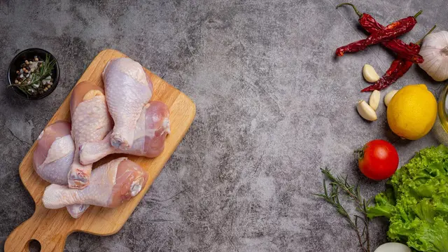 Bukan Dicuci! Begini Cara Membersihkan Daging Ayam yang Benar - 3