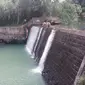 Jika di Pangandaran, Jawa Barat ada ngarai hijau berair jernih Green Canyon, maka di Yogyakarta ada Green Kayen. (Fathi Mahmud/Liputan6.com)