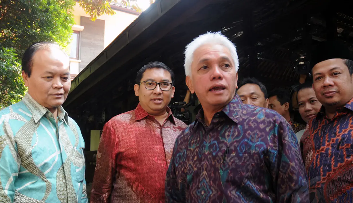 Ketua Umum DPP PAN, Hatta Rajasa (kedua dari kanan), bersama beberapa perwakilan delegasi Koalisi Merah Putih bersiap memberikan keterangan pers di Puri Cikeas, Bogor, (2/9/2014). (Liputan6.com/Helmi Fithriansyah)