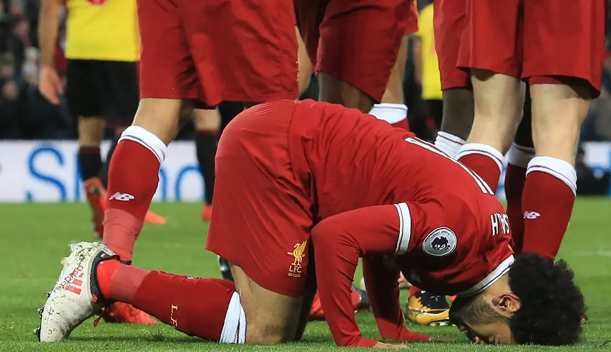 Gelandang Liverpool, Mohamed Salah sujud merayakan gol yang dicetaknya ke gawang Watford pada laga Premier League di Stadion Anfield, Liverpool, Sabtu (17/3/2018). Liverpool menang 5-0 atas Watford. (AFP/Lindsey Parnaby)