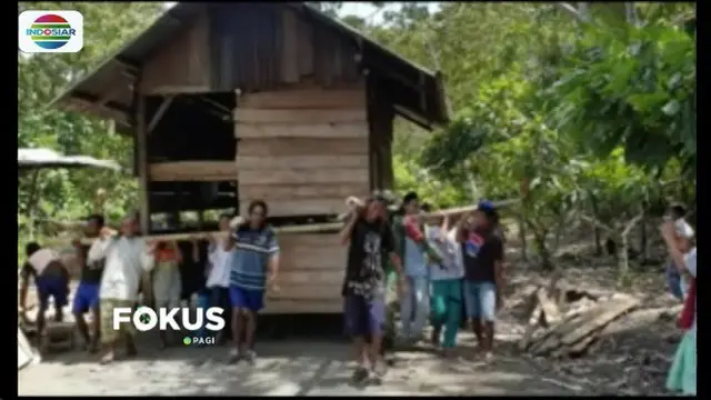 Warga Desa Bakubakulu di Kabupaten Sigi, Sulawesi Tengah, memiliki tradisi unik. Salah satu tradisi yang masih terjaga adalah gotong royong memindahkan rumah.