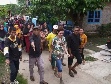 Pada unggahan terbarunya, Dul Jaelani tampak seperti sedang blusukan meninjau sebuah lokasi. Apalagi ditambah banyak warga yang mengikutinya dari belakang. Kekasih Tissa Biani itu semakin terlihat seperti seorang kepala daerah yang sedang berinteraksi langsung dengan warga. (Liputan6.com/IG/@duljaelani)