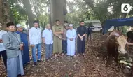 PSSI yang diwakili Sekjen Yunus Nusi (kedua dari kanan) bersama Rizky Ridho (ketiga kanan) dan Reza Arya saat menyerahkan kurban sapi ke Masjid Al Bina dalam hari raya Idul Adha, Jumat (6/6/2025) pagi WIB.