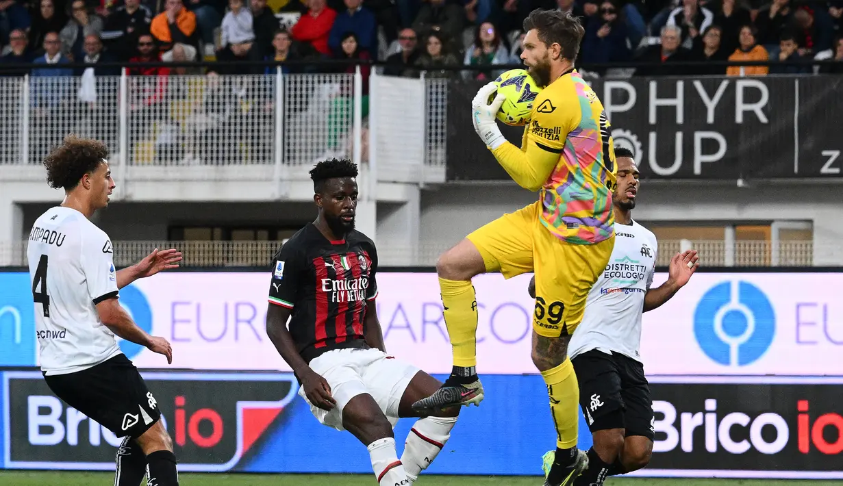<p>Meski punya banyak peluang, kedua tim tak mampu mencetak gol pada babak pertama. (AFP/Vincenzo Pinto)</p>