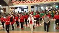 Ketua Umum Persatuan Wanita Olahraga Seluruh Indonesia (Perwosi) Tri Tito Karnavian saat  launching senam kreasi bertajuk Jamming Line Dance di Atrium Mega Mall Manado, Sulut, Minggu (7/8)/Istimewa.