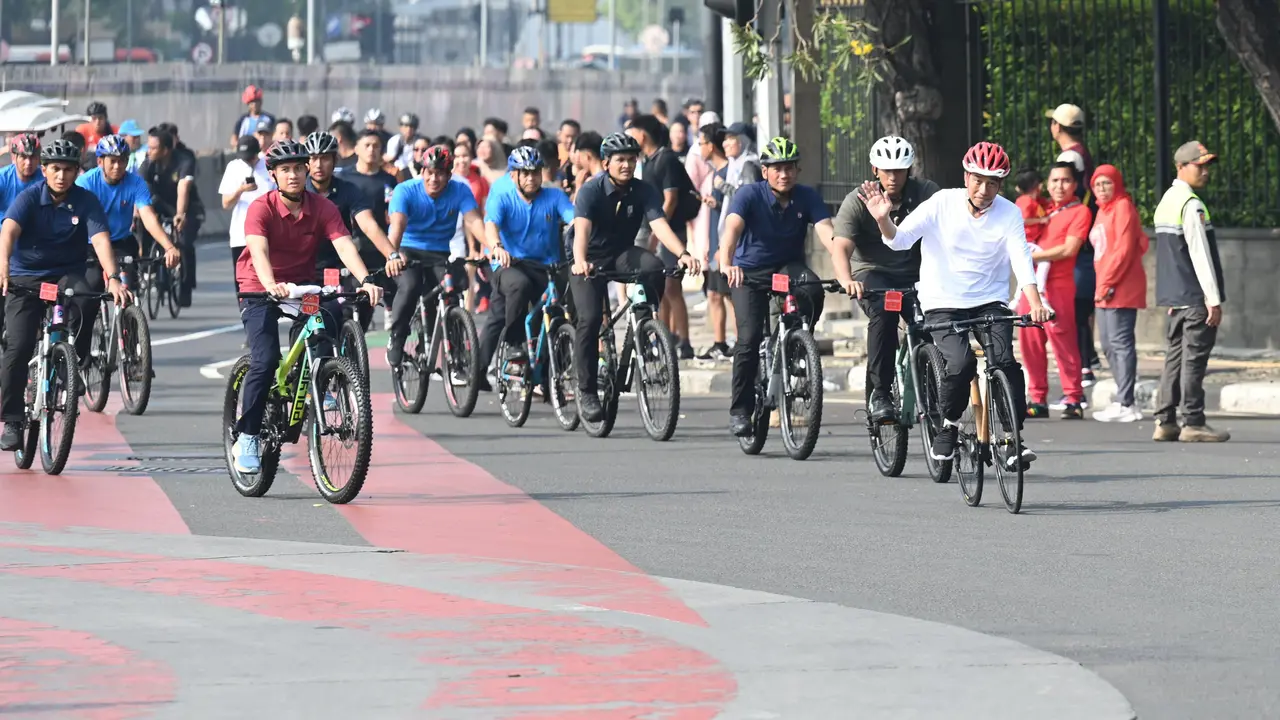 Presiden Jokowi menghabiskan momen akhir pekan dengam berolahraga bersama masyarakat di kawasan CFD Sudirman-Thamrin, Minggu (12/5/2024