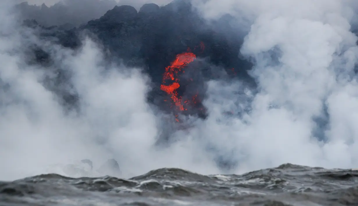 Lava pijar Gunung Kilauea saat mengalir ke laut di dua lokasi dekat Pahoa, Hawaii, Amerika Serikat, Senin (21/5). (AP Photo/Jae C. Hong)