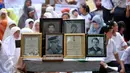 Sejumlah foto dan piagam dipajang saat warga melakukan aksi protes di kompleks militer perumahan Zeni, Mampang, Jakarta, Senin (26/10). Kodam Jaya berencana mengosongkan 71 rumah yang dihuni purnawirawan TNI AD. (Liputan6.com/Gempur M Surya)