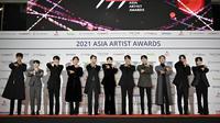 Seventeen berpose di red karpet dalam acara 2021 Asia Artist Awards di Seoul, Korea Selatan (2/12/2021). (AFP/Jung Yeon-je)