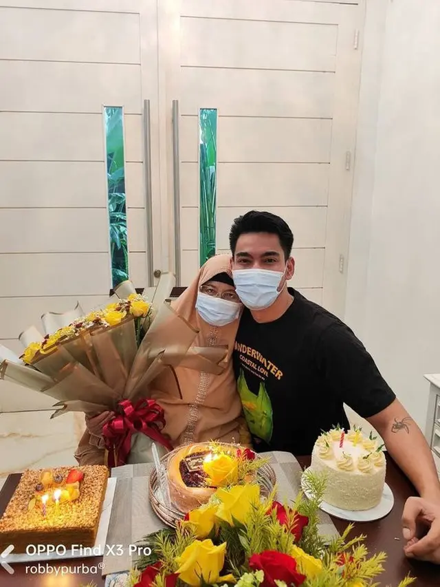 7 Potret Hangat Robby Purba dan Ibunda, Setia Dampingi Usai Operasi Tumor Payudara