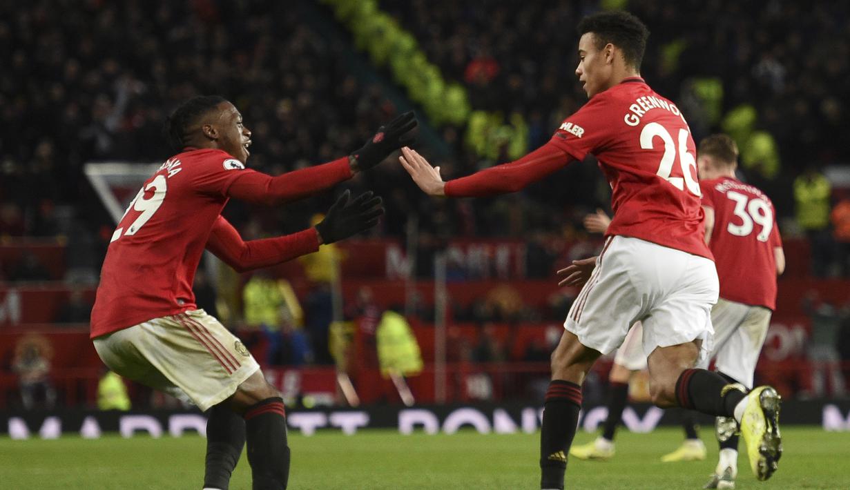 Striker Manchester United, Mason Greenwood, merayakan gol yang dicetaknya ke gawang Everton pada laga Premier League di Stadion Old Trafford, Manchester, Minggu (15/12). Kedua klub bermain imbang 1-1. (AFP/Oli Scarff)