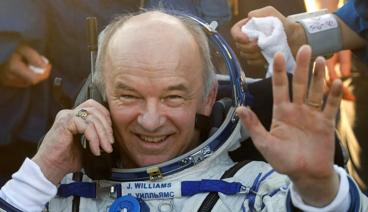 Astronaut Stasiun Luar Angkasa Internasional (ISS), Jeff Williams asal Rusia melakukan panggilan telepon setelah mendarat dengan selamat di dekat Kota Zhezkazgan, Kazakhstan, Rabu (7/9). (Bill Ingalls/NASA/Reuters)