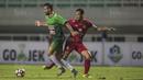 Striker PS TNI, Elio Martins, berusaha melewati bek Semen Padang, Handi Ramdhan, pada laga Liga 1 di Stadion Pakansari, Bogor, Minggu (30/7/2017). PS TNI menang 2-1 atas Semen Padang. (Bola.com/Vitalis Yogi Trisna)