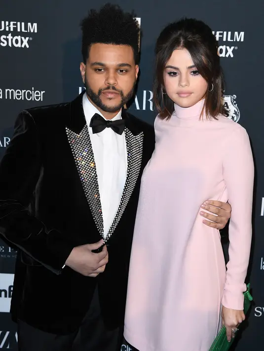 Pasangan selebriti, Selena Gomez dan The Weeknd menghadiri acara New York Fashion Week untuk Harper's Bazaar di New York City, 8 September 2017. Pasangan ini terlihat begitu manis dan mesra saat berpose di atas red carpet. (AFP PHOTO / ANGELA WEISS)
