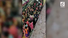 Sebuah video menunjukkan bagaimana perjuangan para wanita untuk masuk ke dalam kereta api di stasiun Mumbai, India.