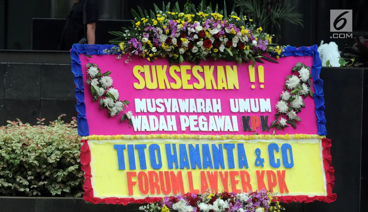 Karangan bunga ucapan Musyawarah Umum Wadah Pegawai (WP) KPK dari Forum Lawyer KPK dan Tito Hananta di depan Gedung KPK, Jakarta, Kamis (3/5). Pertemuan membahas proses peralihan pengurus WP periode 2016-2018. (Merdeka.com/Dwi Narwoko)