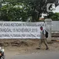 Pengendara motor dan pejalan kaki melintasi spanduk pemberitahuan di merupakan jalur putar balik kawasan Lenteng Agung, Jakarta, Kamis (14/11/2019). Mulai 15 November 2019, jalur putar balik tersebut akan ditutup terkait pembangunan flyover yang saat ini telah mulai dikerjakan. (Liputan6.com/Immanue