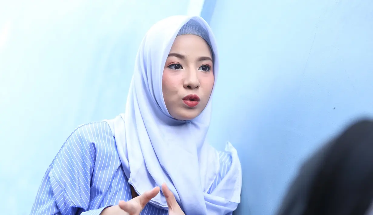 Hanya saja, menurut Natasha, suaminya berbeda dengan artis lain saat memperdalam agama. Saat artis lain mendatangi beberapa acara keagamaan Desta malah memanggil khusus guru ngajinya. (Nurwahyunan/Bintang.com)
