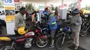 Ojek Boda boda dan pengemudi mengantre bahan bakar di pom bensin Shell di Nairobi, 4 April 2022. Pengendara bermotor di Kenya mengalami kekurangan bahan bakar dengan antrean berjam-jam dan penjatahan ketat yang dapat diperoleh pelanggan saat pompa bensin di seluruh negeri mengering (Simon MAINA/AFP)