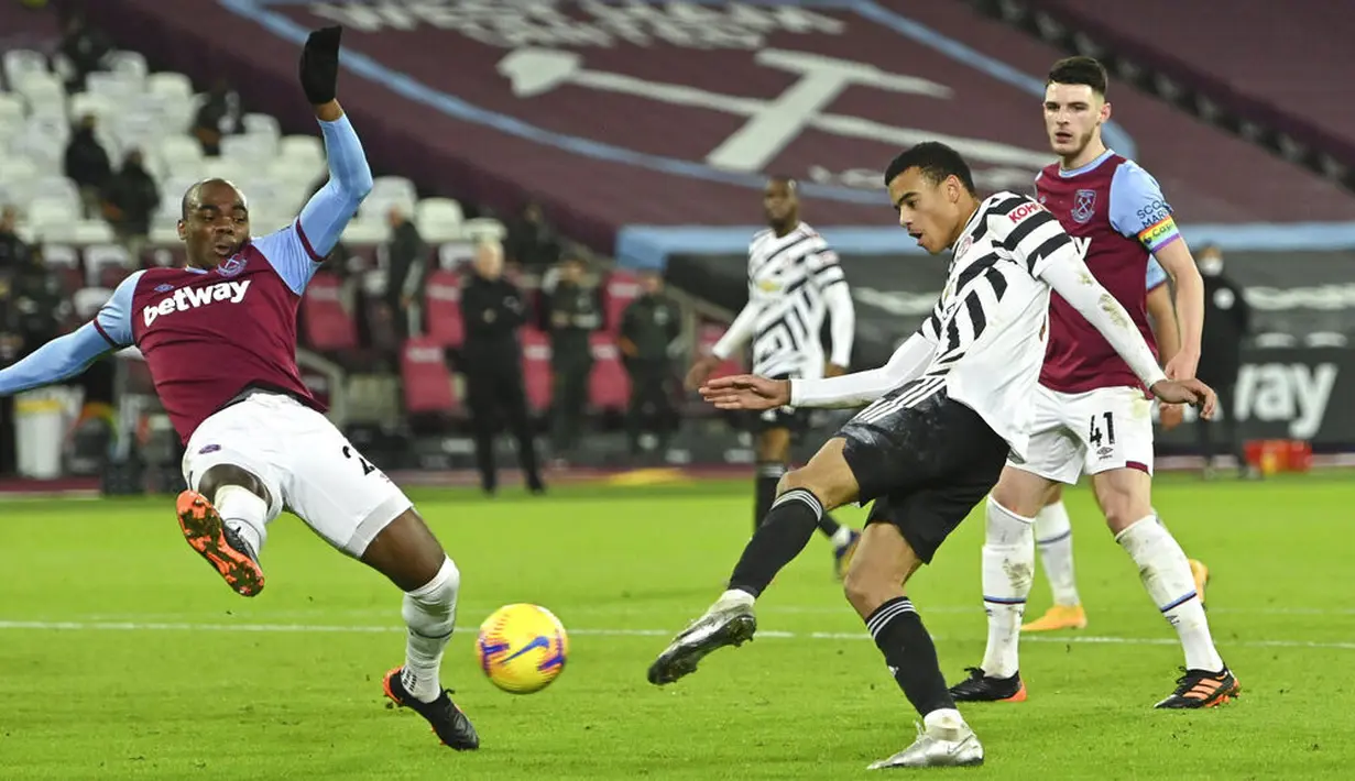 Penyerang Manchester United, Mason Greenwood, mencetak gol ke gawang West Ham United pada laga Liga Inggris di Stadion London, Minggu (6/12/2020). Setan Merah menang dengan skor 1-3. (Justin Setterfield/Pool Via AP)