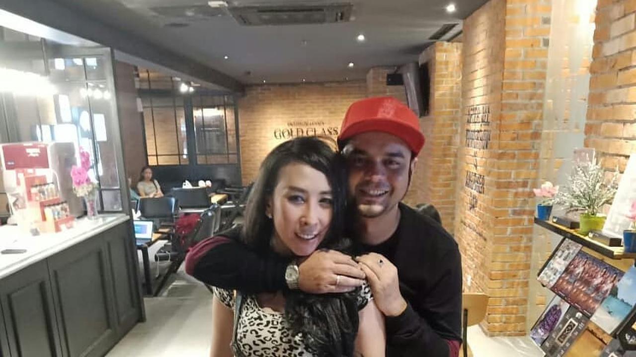 FOTO: Momen Kemesraan Rio Reifan dan Istrinya, Henny Mona