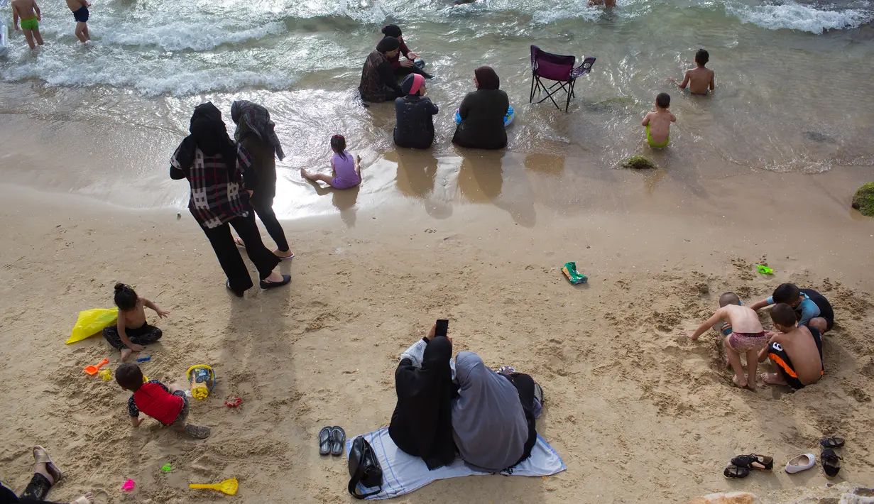 Aktivitas warga Palestina saat menghabiskan libur Idul Fitri di pantai Tel Aviv, Israel, Sabtu (16/6). (AP Photo/Oded Balilty)