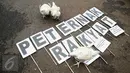Sejumlah ayam ternak dibawa saat melakukan aksi unjuk rasa di depan Istana Merdeka, Jakarta, (1/3). Dalam aksinya mereka membawa 1 truk ternak ayam untuk menyampaikan rasa kecewa terhadap turunnya Harga Pokok Produksi (HPP). (Liputan6.com/Faizal Fanani) 