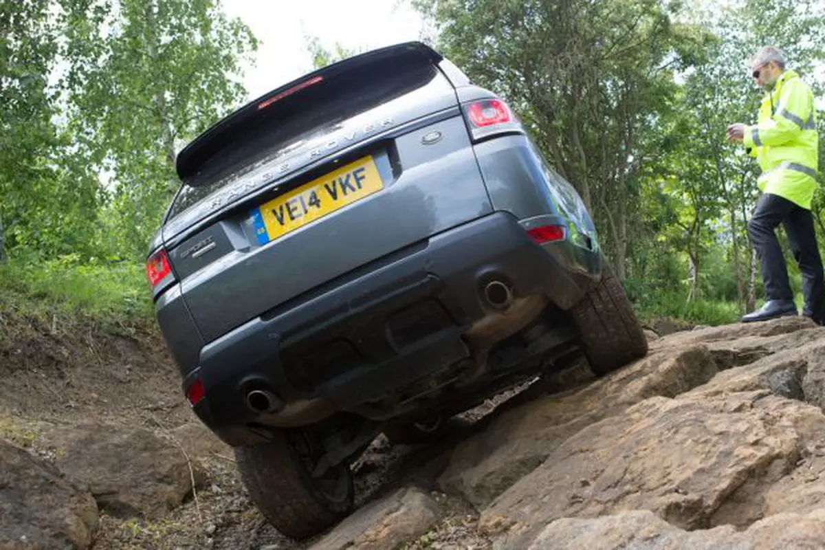 Di Masa Depan, Mobil Land Rover Bisa Dikendalikan Lewat Ponsel