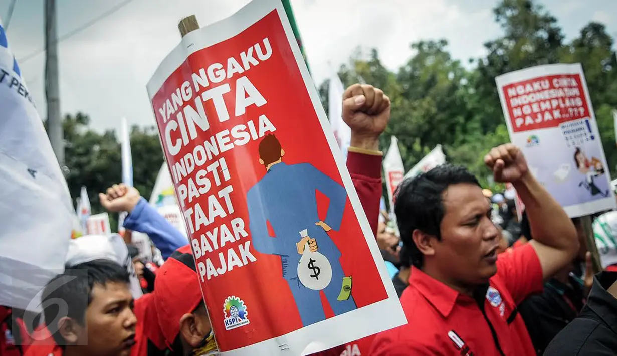 Massa buruh berorasi sambil membawa poster ketika berunjuk rasa  di depan Balai Kota, Jakarta, Kamis (29/9). Dalam aksinya, buruh menuntut kenaikan upah mininum Rp 650ribu dan penghapusan Tax Amnesty. (Liputan6.com/Faizal Fanani)