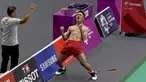 Selebrasi pebulu tangkis Indonesia Jonatan Christie usai menundukkan wakil Jepang Kenta Nishimoto di semifinal Asian Games 2018, Jakarta, Senin (27/8). Selebrasi Jonatan membuat heboh penonton dan warganet. (ANTARA FOTO/INASGOC/Puspa Perwitasari/tom/18)