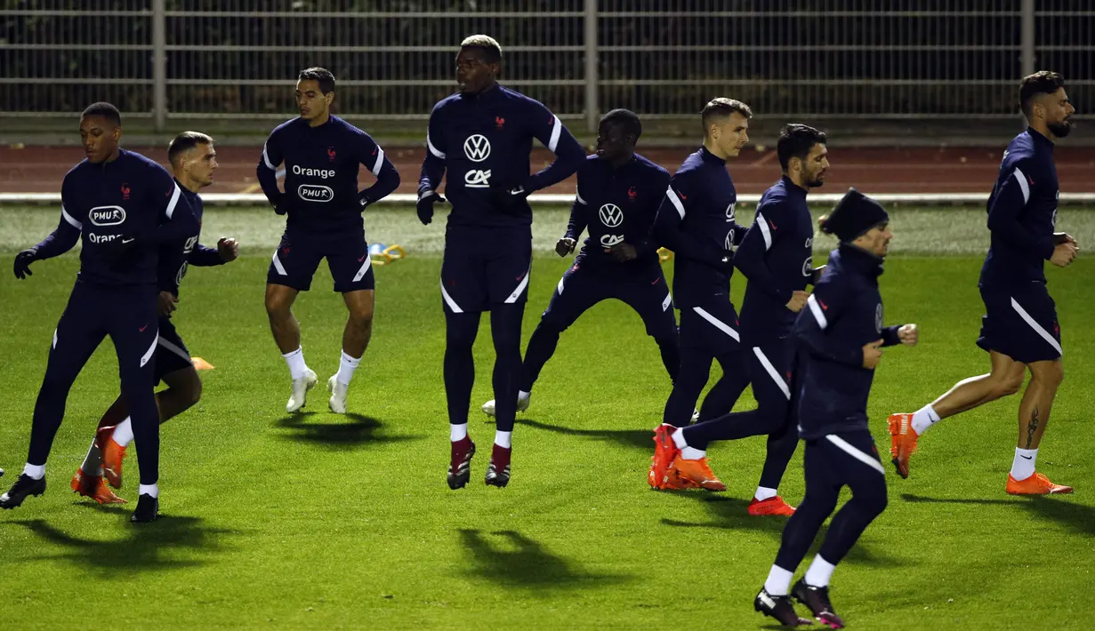 Para pemain timnas Prancis ambil bagian dalam sesi latihan di Clairefontaine-en-Yvelines, barat daya Paris, Selasa (10/11/2020). Prancis akan beruji coba melawan Finlandia di Stade de France pada Kamis (12/11/2020) dini hari WIB dalam pertandingan persahabatan internasional. (Yoan VALAT/POOL/AFP)