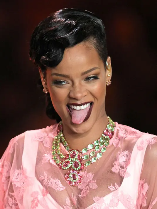 Wajah lucu Rihanna saat tampil di Victoria's Secret ppada tahun 2012. (GREG ALLEN/REX/SHUTTERSTOCK/HollywoodLife)