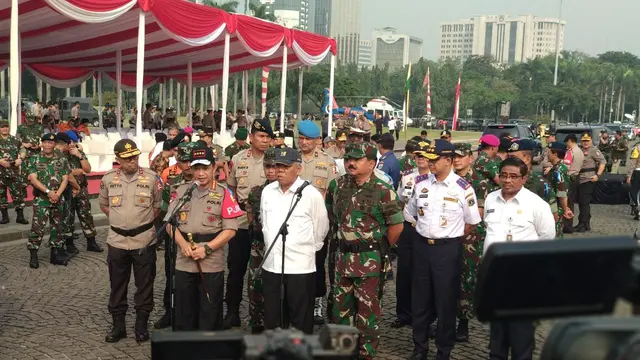 Kapolri dan Panglima TNI memimpin apel gelar pasukan dalam rangka menyambut Lebaran 2018 di Monas