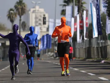 Pelari mengenakan pakaian warna-warni menutupi seluruh tubuh pada acara lari Marathon di Tel Aviv, Israel, Jumat (26/2/2016). (REUTERS/Amir Cohen)    