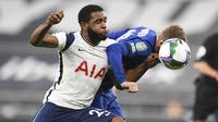 Striker Chelsea, Timo Werner, berebut bola dengan pemain Tottenham Hotspur, Japhet Tanganga, pada laga Piala Liga Inggris di London, Rabu (30/9/2020). Tottenham menang adu penalti dengan skor 5-4 (1-1). (Neil Hall/Pool via AP)
