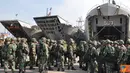 Citizen6, Tanjung Priok: Prajurit Yonif Mekanis-201/Jaya Yudha memasuki KRI Teluk Amboina-503 yang akan melaksanakan Latihan Taktis Antar Kecabangan Tingkat Brigade TA. 2012 pada, Minggu (26/8). (Pengirim: Dispenkolinlamil)