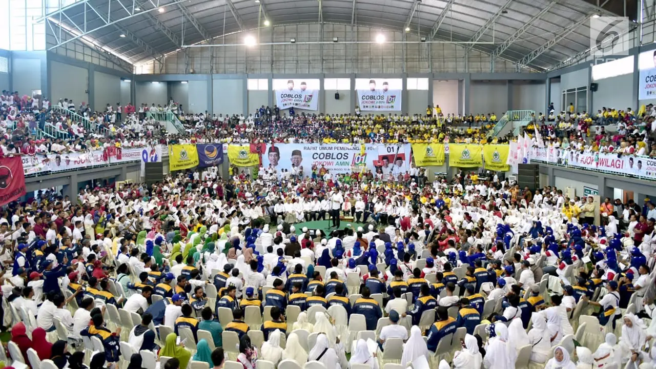FOTO: Jokowi Tunjukkan Kartu Sakti Saat Kampanye di Probolinggo