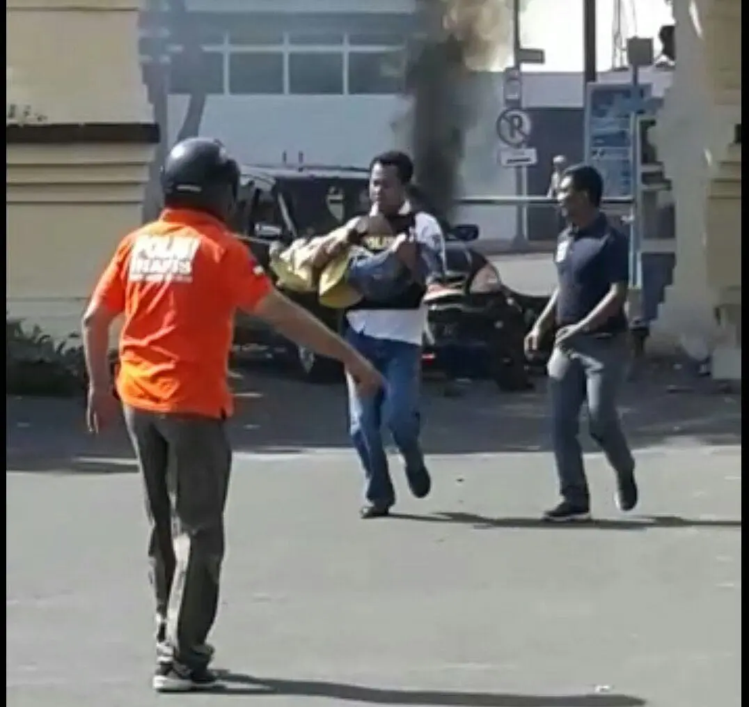 AKBP Roni Faisal Saiful saat menyelamatkan seorang bocah dari ledakan bom bunuh diri di Polrestabes Surabaya (Liputan6.com/Dian)