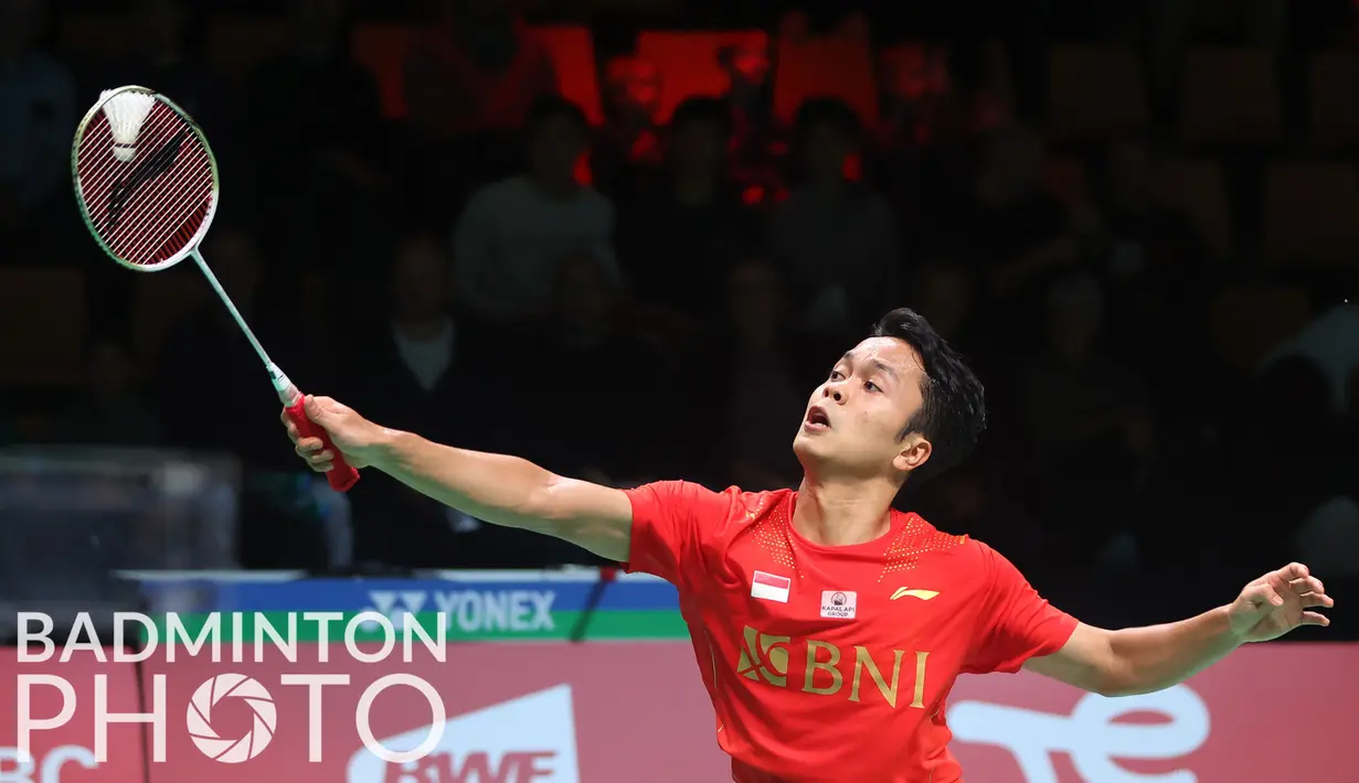 Atlet bulutangkis tunggal putra Indonesia, Anthony Ginting saat tampil melawan wakil Malaysia di ajang Piala Thomas 2020 yang berlangsung di Denmark, Jumat (15/10/2021). (Badminton Photo/Yves Lacroix)