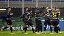 Para pemain Inter Milan merayakan gol melawan Benevento pada pertandingan Serie A Liga Italia di Stadion San Siro, Milan, Italia, Sabtu (30/1/2021). Inter Milan membantai Benevento 4-0. (AP Photo/Luca Bruno)