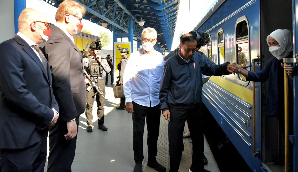 Presiden Joko Widodo atau Jokowi (kedua kanan) membantu Ibu Iriana (kanan) turun dari kereta saat tiba di Stasiun Central Kyiv, Ukraina, Rabu (29/6/2022). Presiden Jokowi bersama Ibu Iriana tiba di Kiev setelah menempuh perjalanan selama kurang lebih 11 jam menggunakan Kereta Luar Biasa (KLB). (Foto: Biro Pers Sekretariat Presiden)